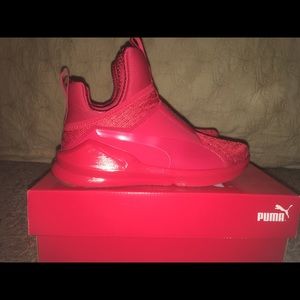 Women’s sz 6/Kids sz 4 Red Puma hightop slip on’s